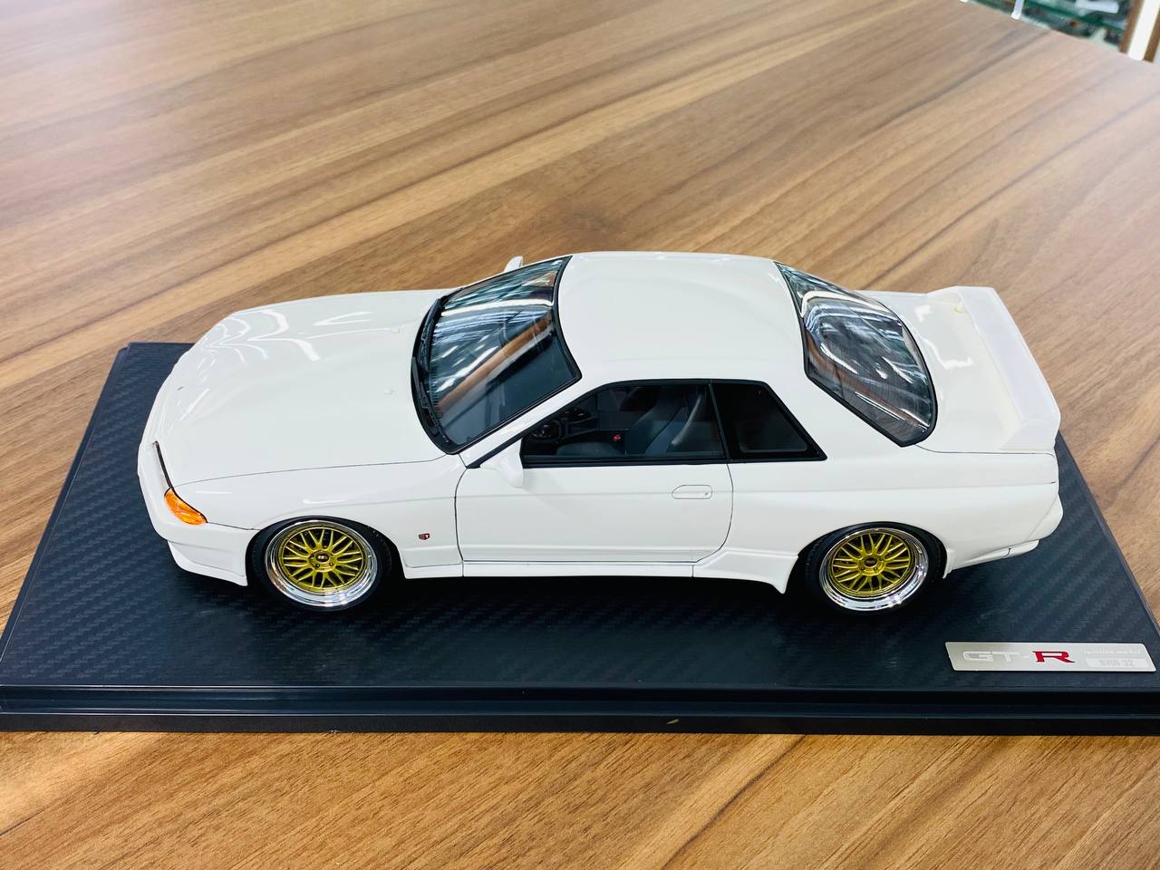 1/18 resin Ignition Model  Nissan Skyline GT-R R32 white/gold Rims