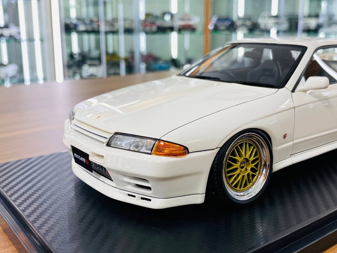 1/18 resin Ignition Model  Nissan Skyline GT-R R32 white/gold Rims