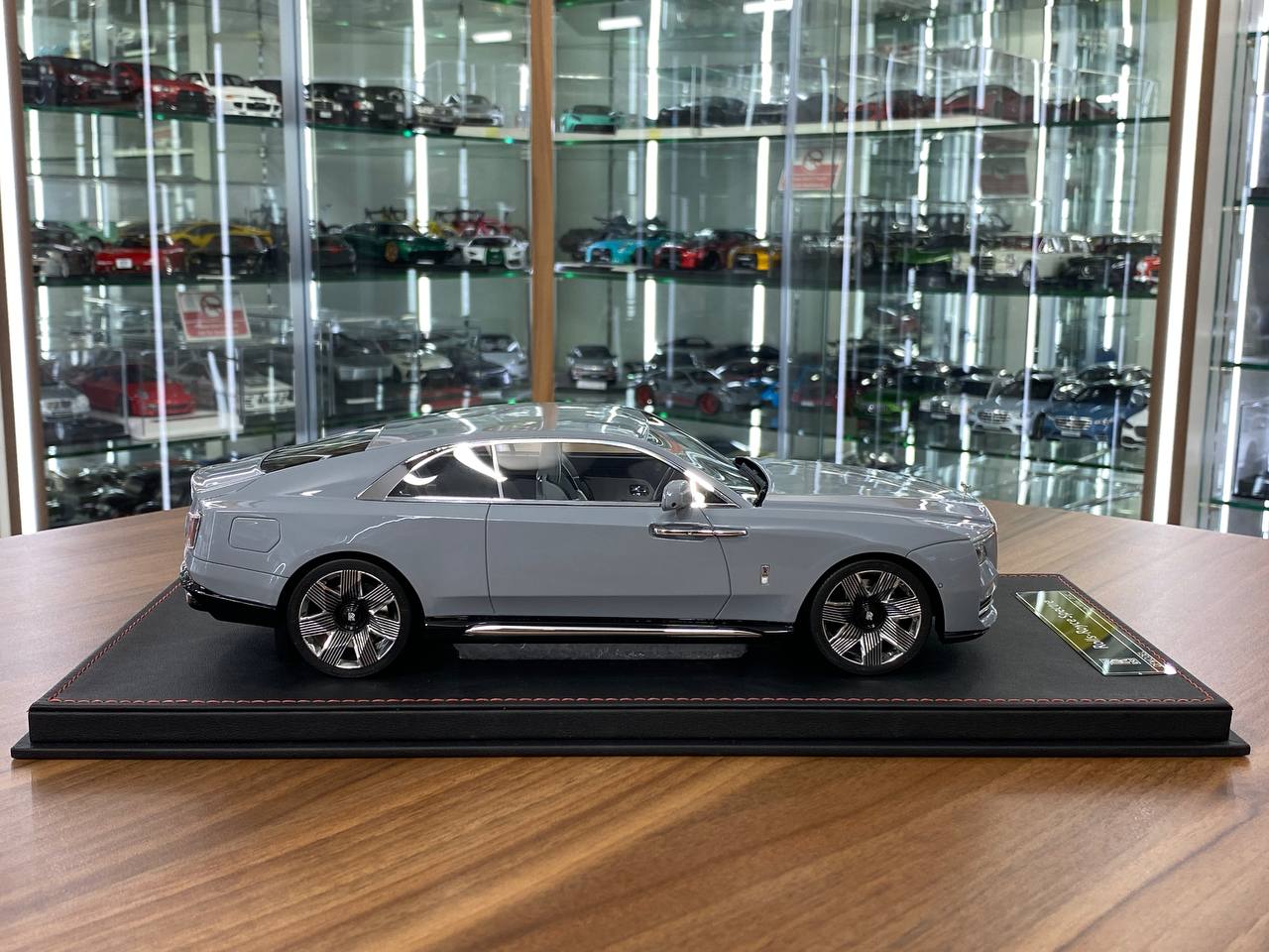1/18 Resin DF Models Rolls Royce Spectre Gray Limited-32 pcs