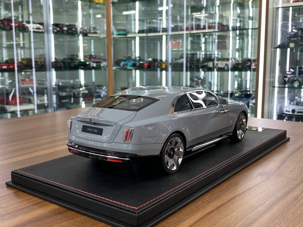 1/18 Resin DF Models Rolls Royce Spectre Gray Limited-32 pcs