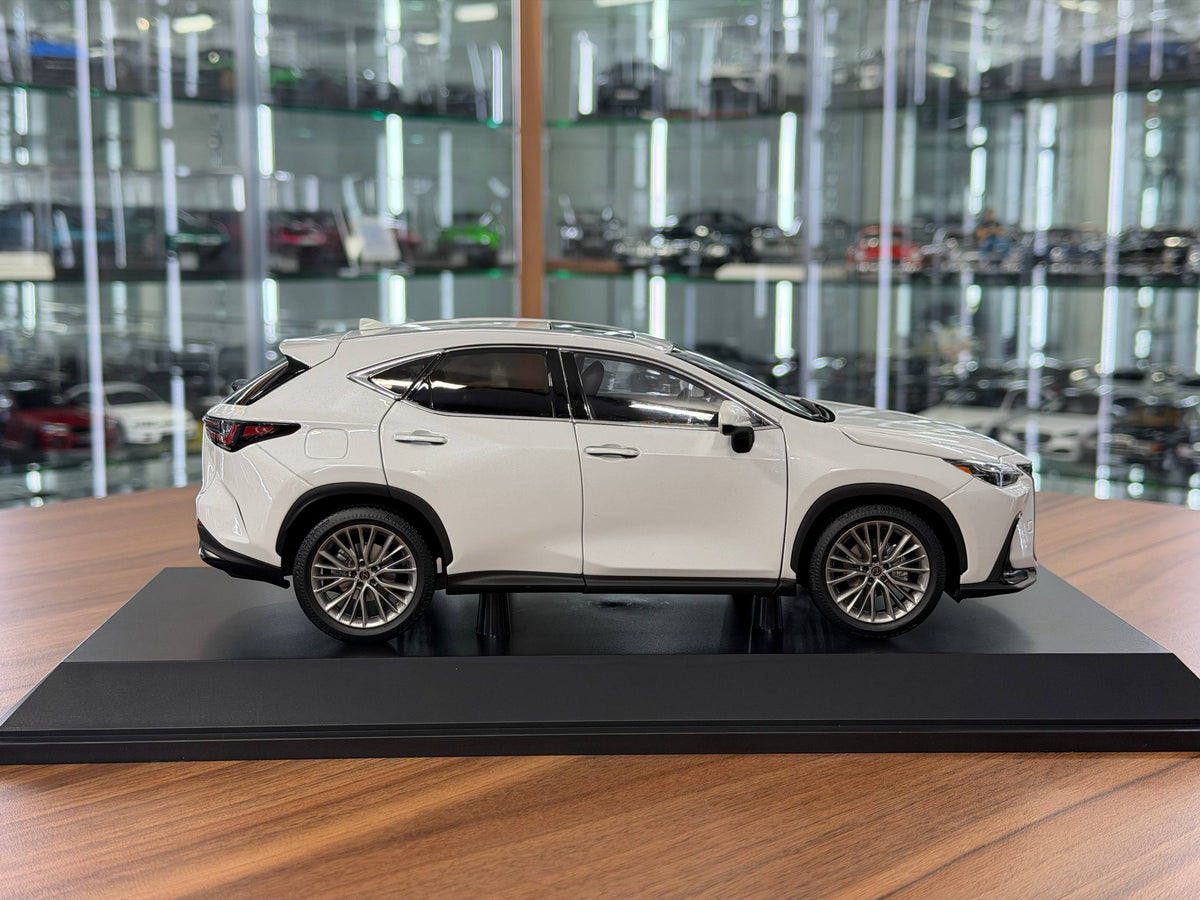 1:18 Lexus Dealer Edition Lexus NX 400h+ - White