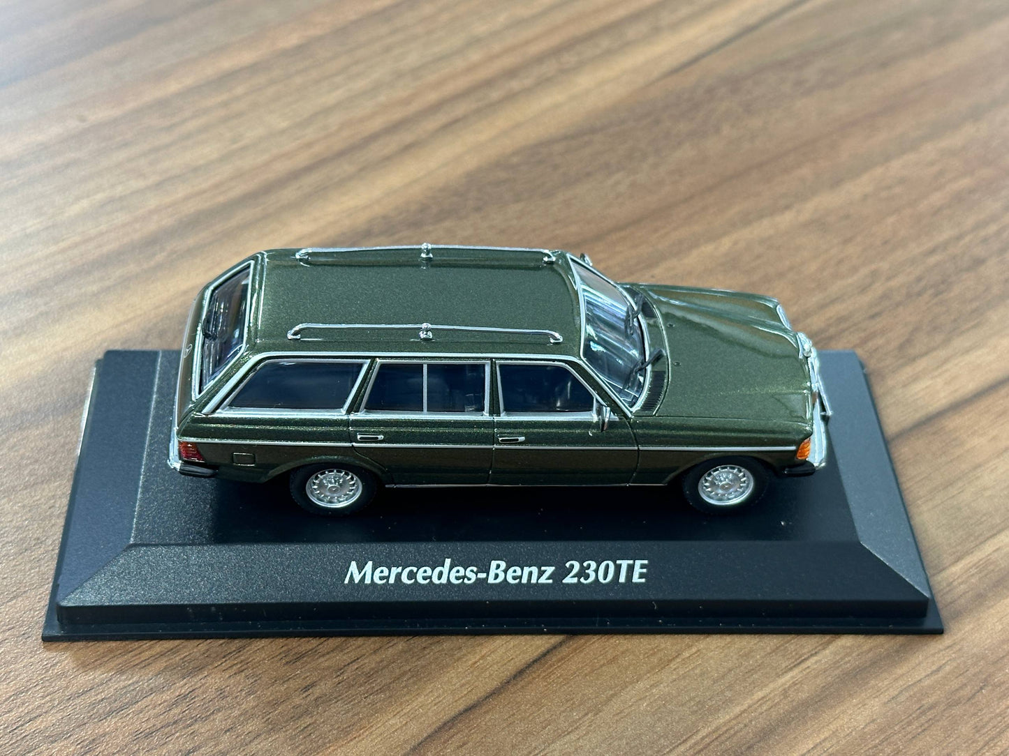 1/43 Diecast Mercedes-Benz 230 TE 1982 Green Metallic (Maxichamps)