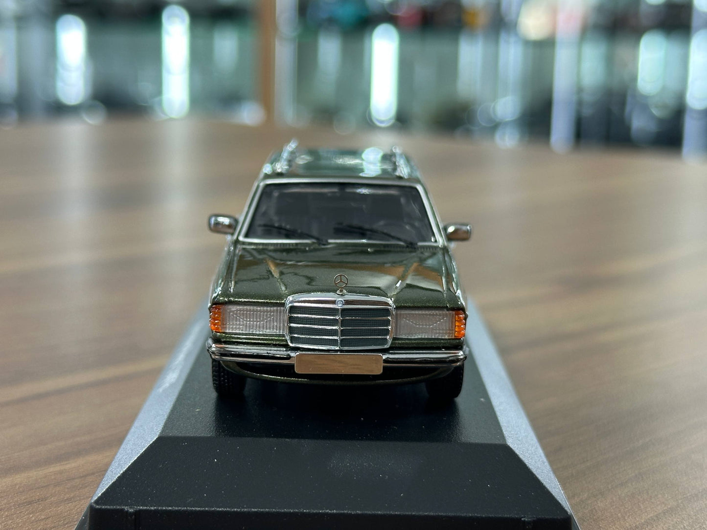 1/43 Diecast Mercedes-Benz 230 TE 1982 Green Metallic (Maxichamps)