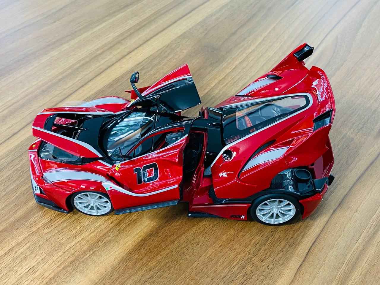 1/18 Diecast Bburago Ferrari FXX K #10 red/ silver