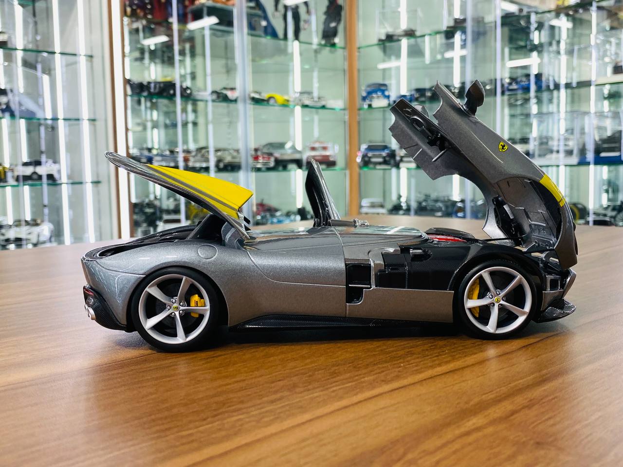 1/18 Diecast Ferrari Monza SP1 Silver Metallic with Yellow Stripes Scale Model Car