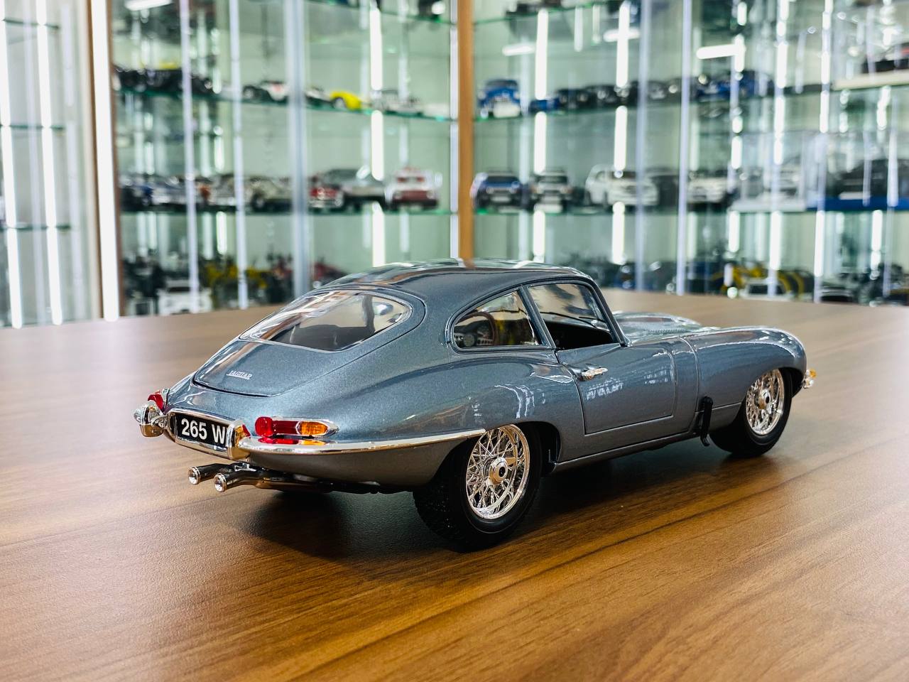 Jaguar E‑Type Coupé 1961 Hellblau Metallic 1/18 Bburago 18‑3018 Jaguar E‑Type Coupé 1961 Hellblau Metallic 1/18 Bburago 18‑3018