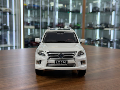 1:18 V8 Model Lexus LX 570 - White