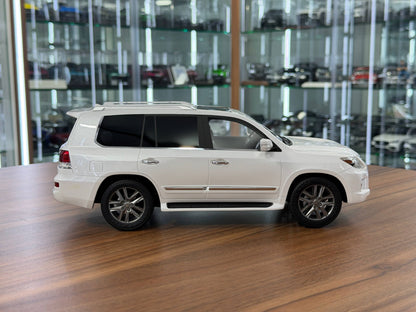 1:18 V8 Model Lexus LX 570 - White