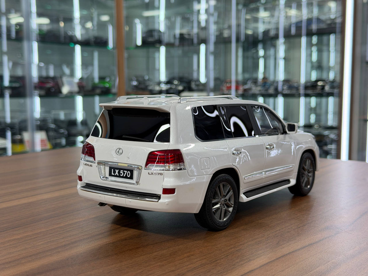 1:18 V8 Model Lexus LX 570 - White