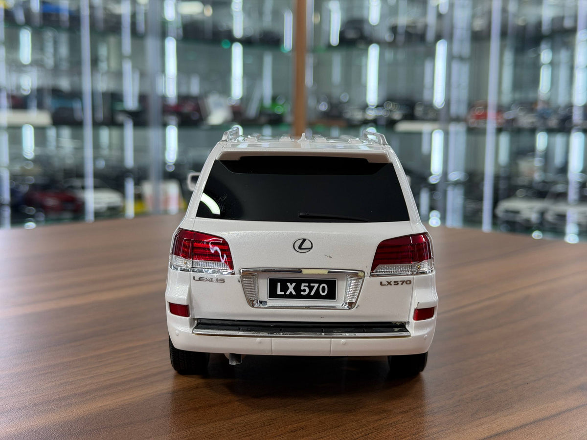 1:18 V8 Model Lexus LX 570 - White