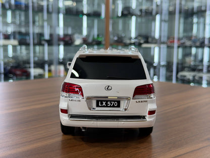 1:18 V8 Model Lexus LX 570 - White