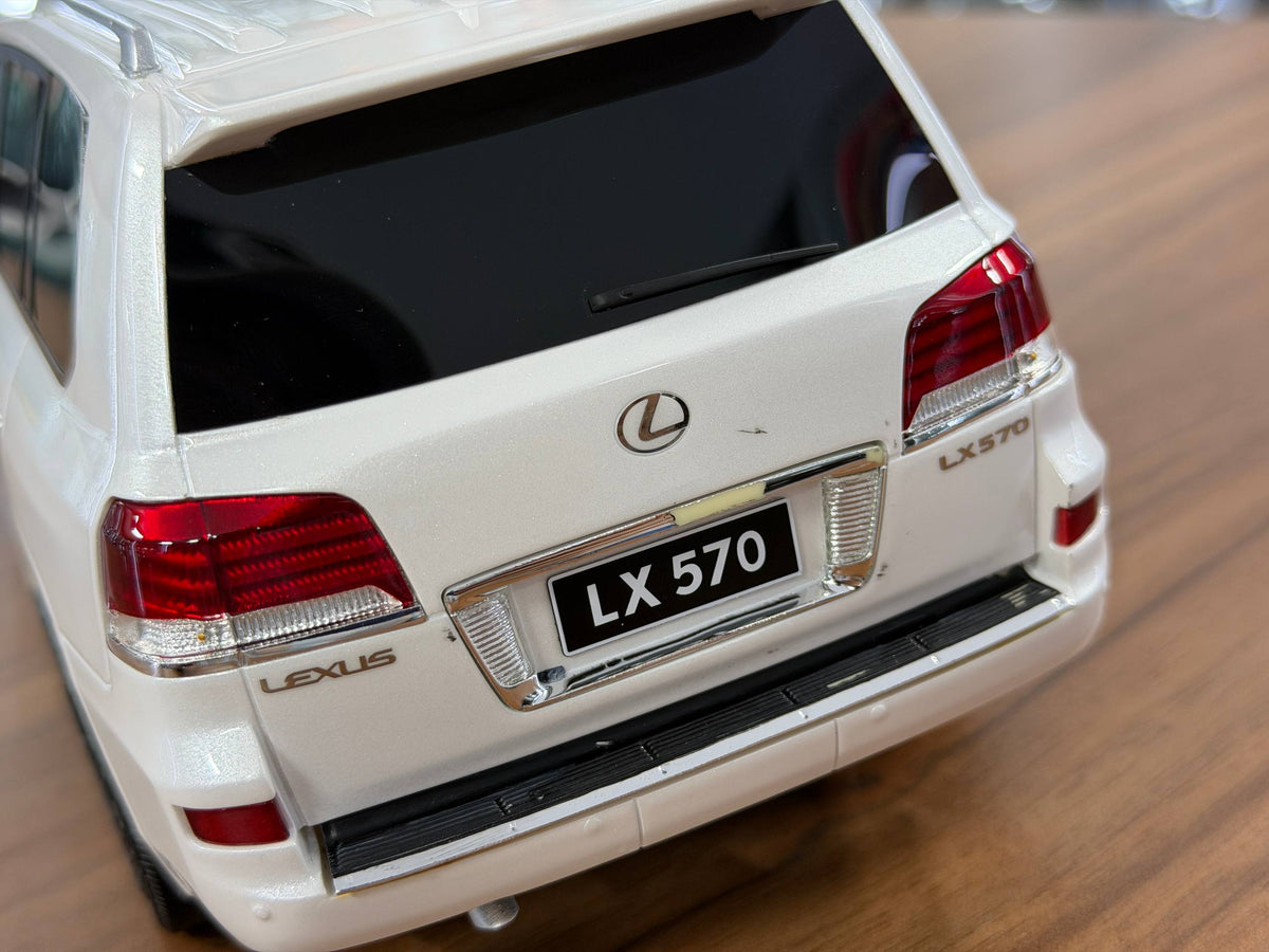 1:18 V8 Model Lexus LX 570 - White