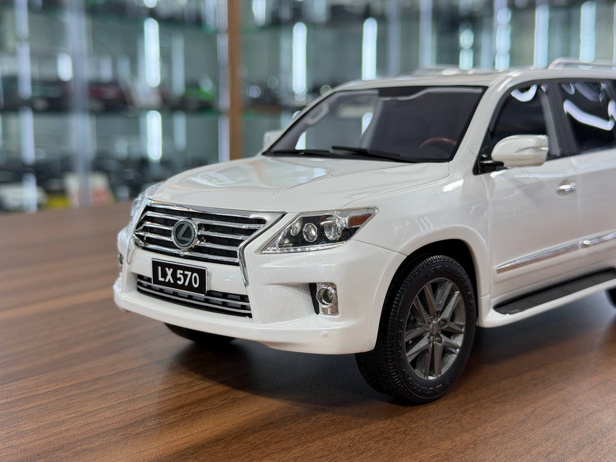 1:18 V8 Model Lexus LX 570 - White