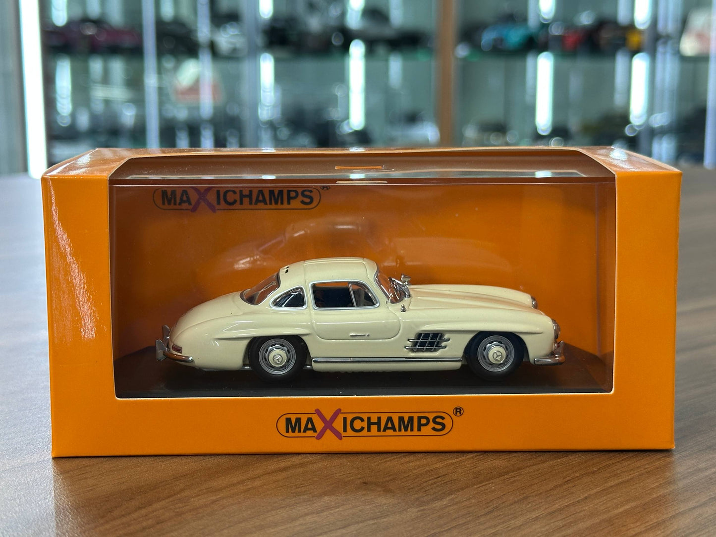 1/43 Diecast Mercedes Benz 300 SL Coupe 1955 in White (Maxichamps)