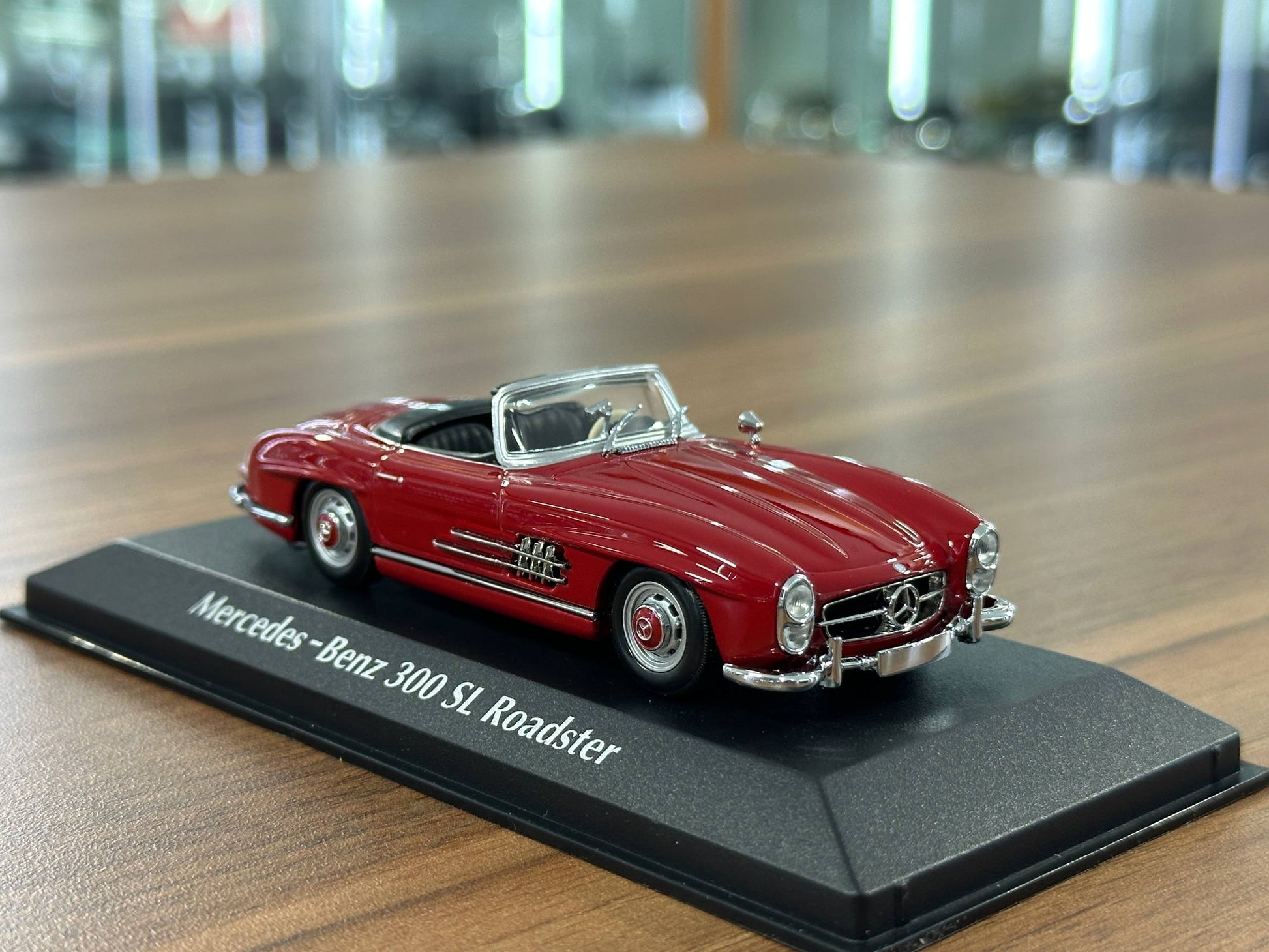 1/43 Diecast Maxichamps Mercedes Benz 300 SEL 6.3 (W109) 1968 Dark Blue