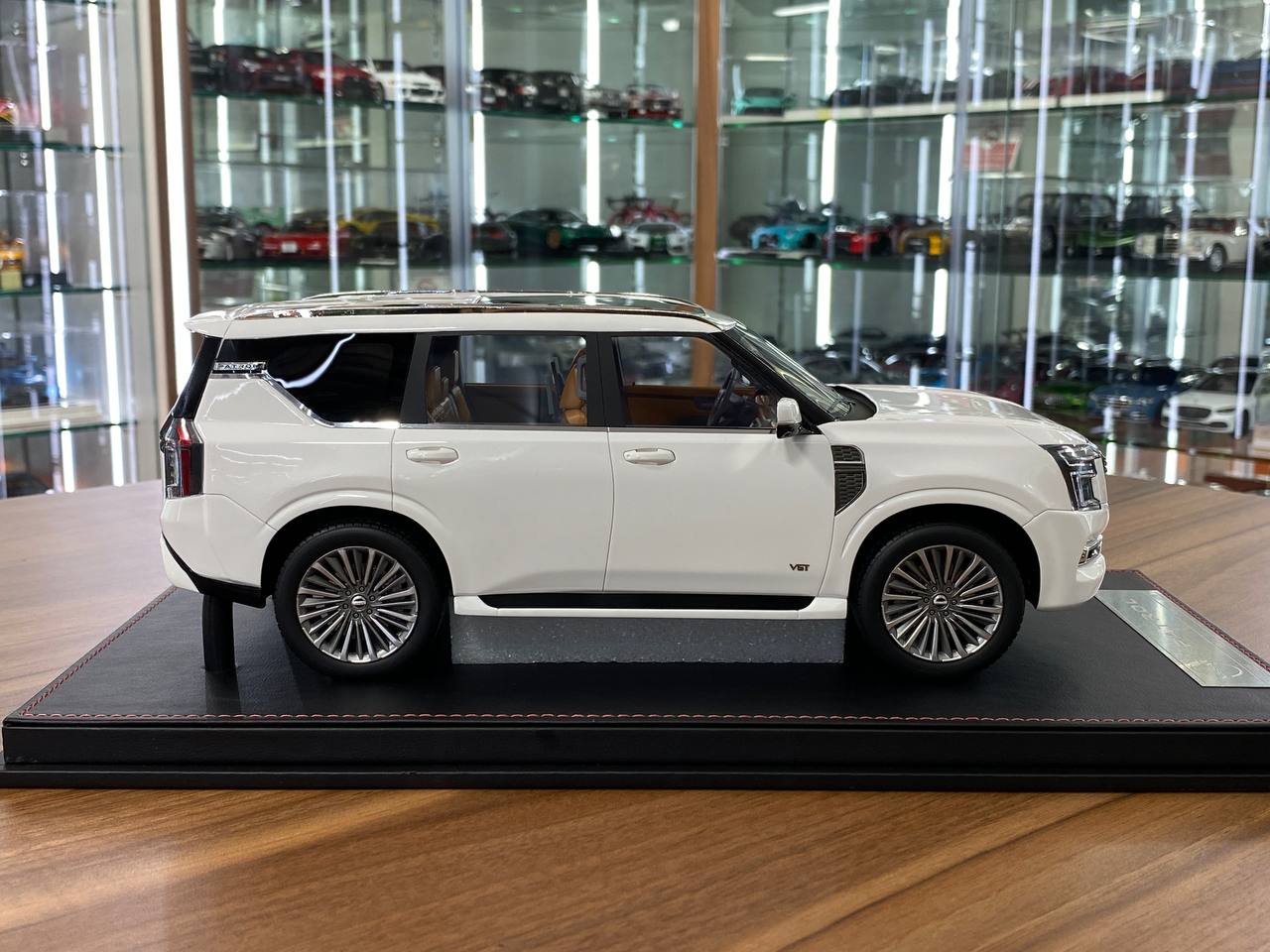 1/18 Resin Diamand Nissan Patrol Y63  Platinum – White – Limited Edition 50 pcs