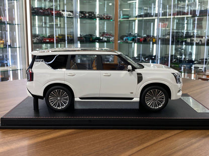 1/18 Resin Diamand Nissan Patrol Y63  Platinum – White – Limited Edition 50 pcs