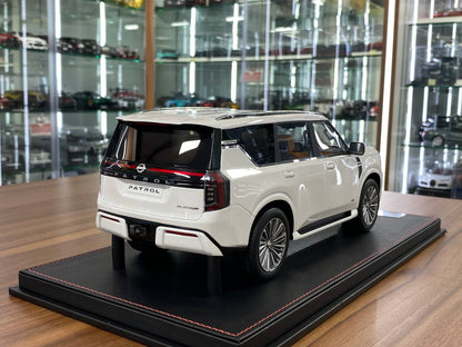1/18 Resin Diamand Nissan Patrol Y63  Platinum – White – Limited Edition 50 pcs