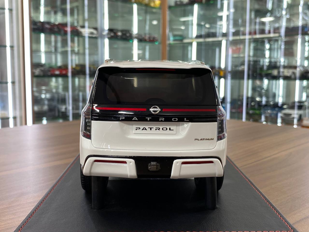1/18 Resin Diamand Nissan Patrol Y63  Platinum – White – Limited Edition 50 pcs