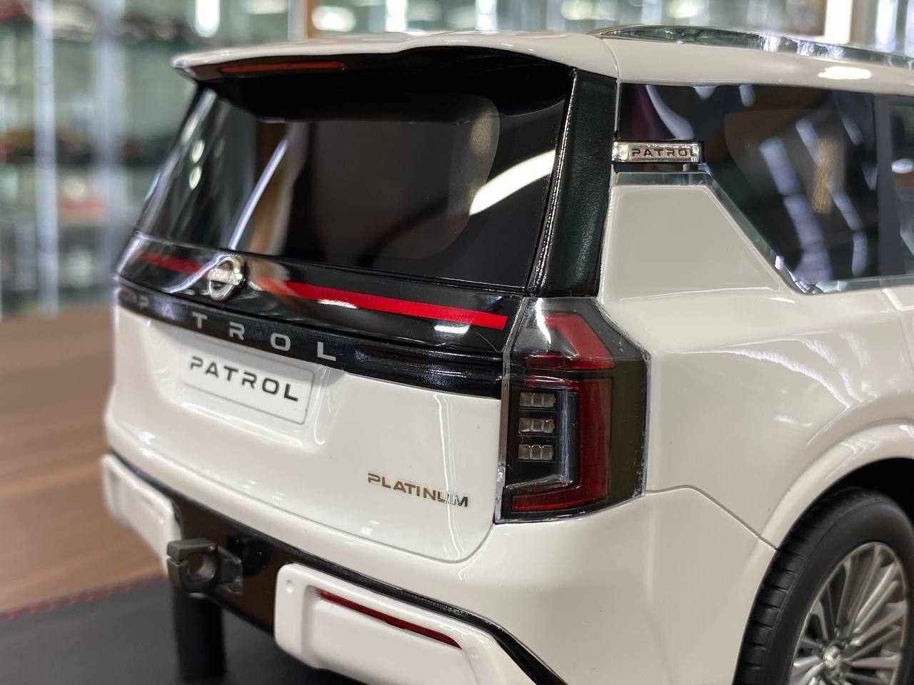 1/18 Resin Diamand Nissan Patrol Y63  Platinum – White – Limited Edition 50 pcs