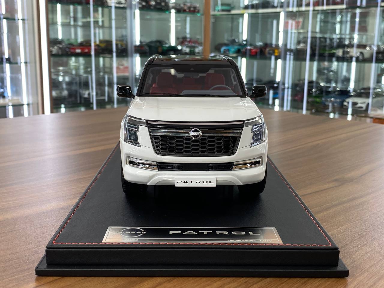 1/18 Resin Diamand Nissan Patrol Y63 Platinum – White / Black – Limited Edition - 75 pcs