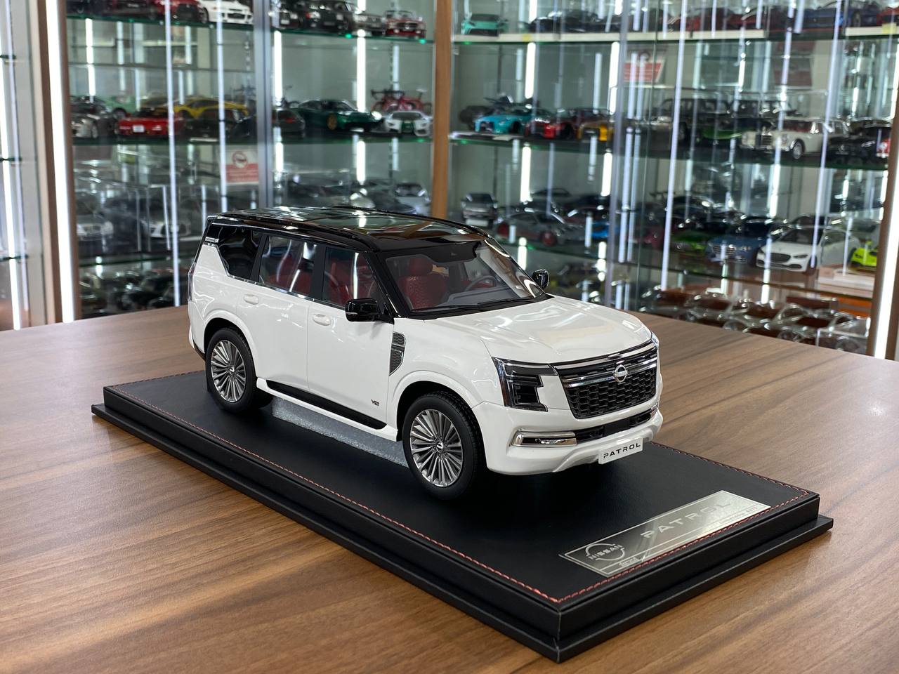 1/18 Resin Diamand Nissan Patrol Y63 Platinum – White / Black – Limited Edition - 75 pcs