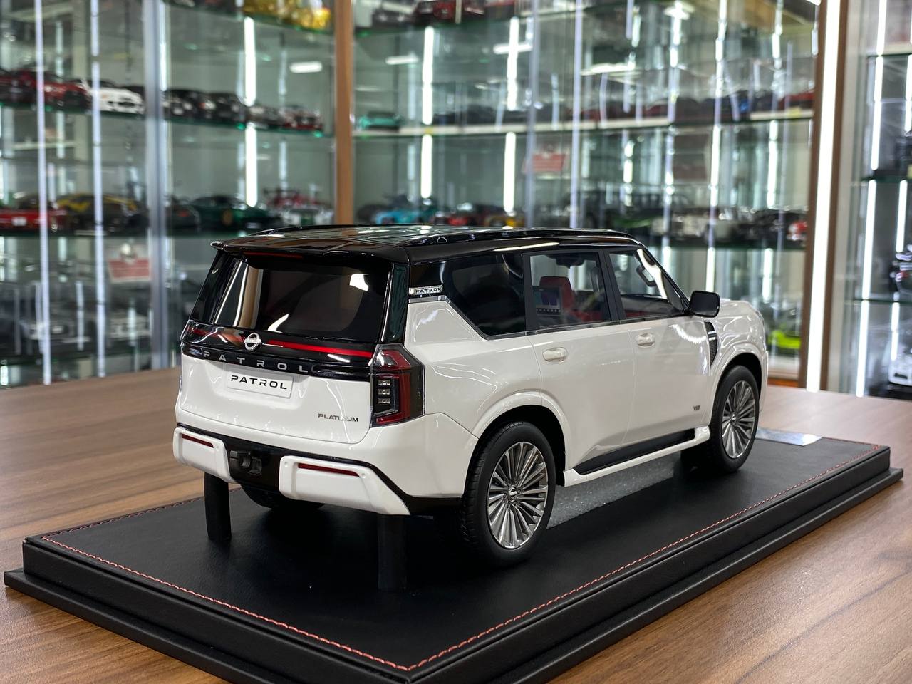 1/18 Resin Diamand Nissan Patrol Y63 Platinum – White / Black – Limited Edition - 75 pcs
