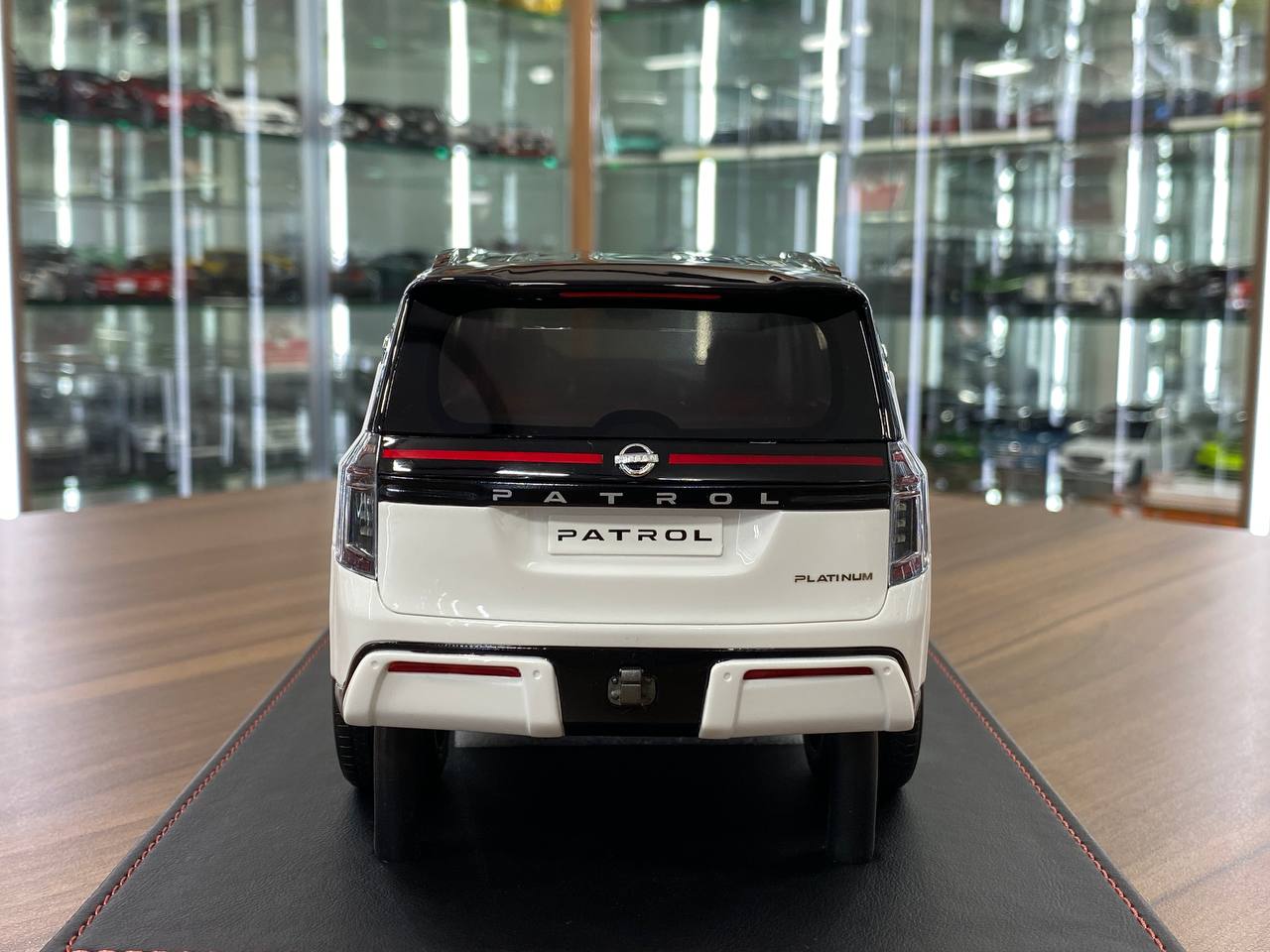 1/18 Resin Diamand Nissan Patrol Y63 Platinum – White / Black – Limited Edition - 75 pcs
