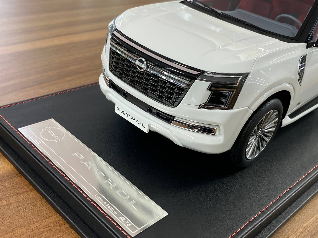 1/18 Resin Diamand Nissan Patrol Y63 Platinum – White / Black – Limited Edition - 75 pcs