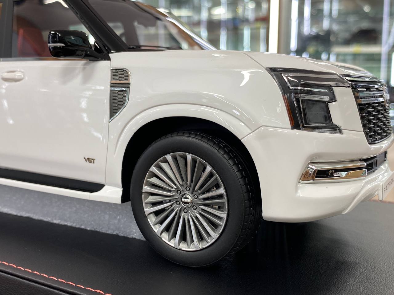1/18 Resin Diamand Nissan Patrol Y63 Platinum – White / Black – Limited Edition - 75 pcs