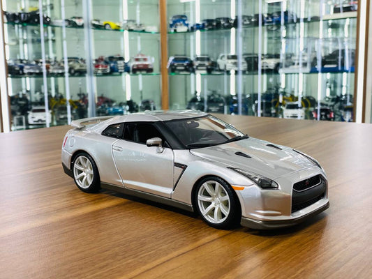 1/18 Diecast Nissan GT - R (R35) 2009 Silver by Bburago