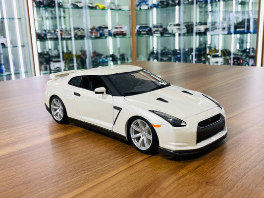 1/18 Diecast 2009 Nissan GT-R R35 Pearl White Bburago Scale Model Car