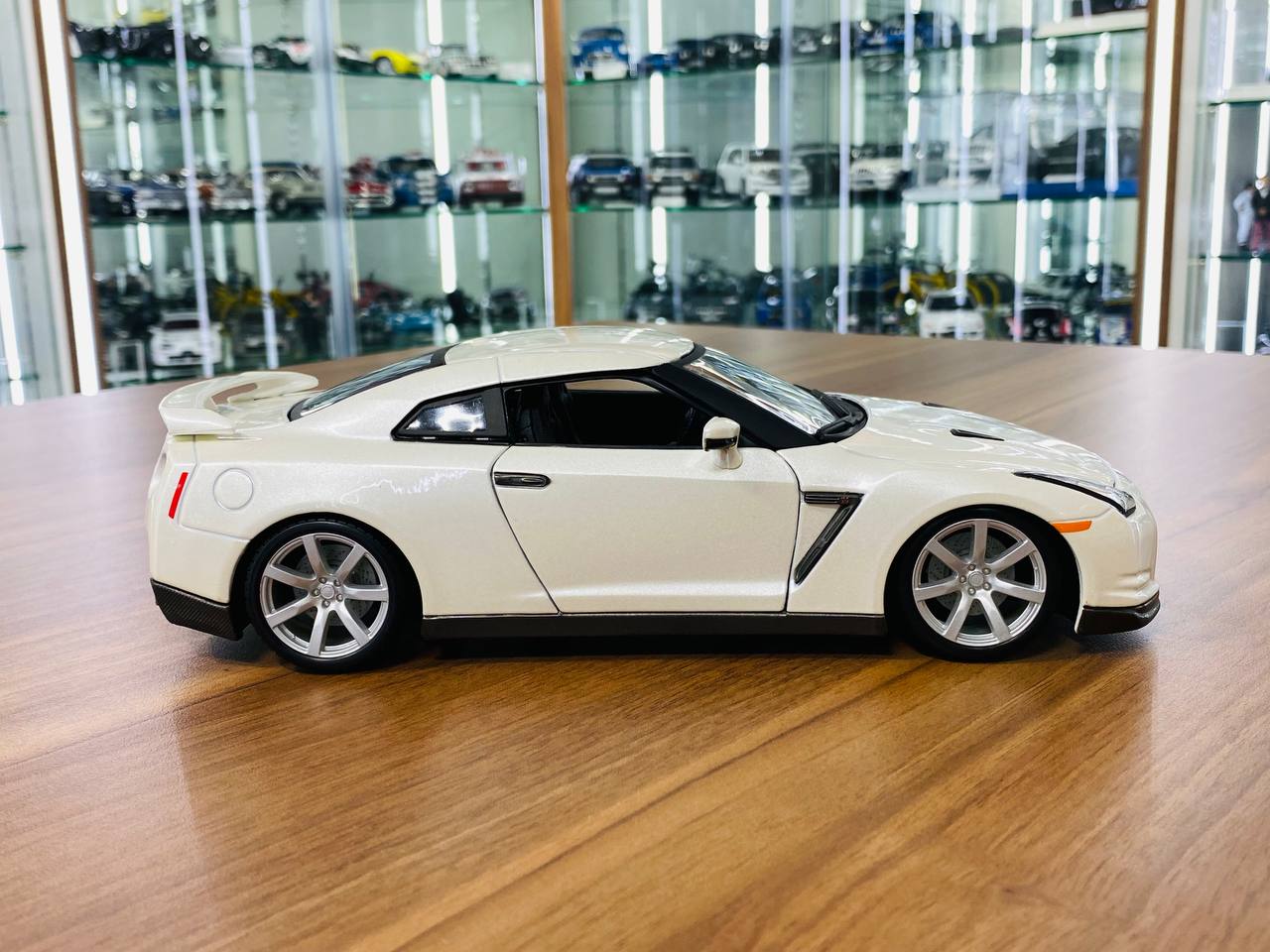 1/18 Diecast 2009 Nissan GT-R R35 Pearl White Bburago Scale Model Car