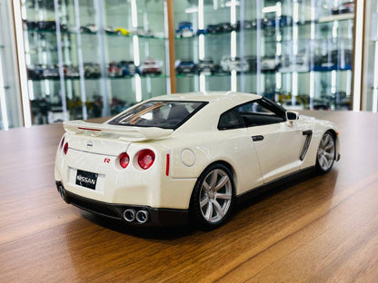 1/18 Diecast 2009 Nissan GT-R R35 Pearl White Bburago Scale Model Car