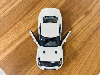 1/18 Diecast 2009 Nissan GT-R R35 Pearl White Bburago Scale Model Car