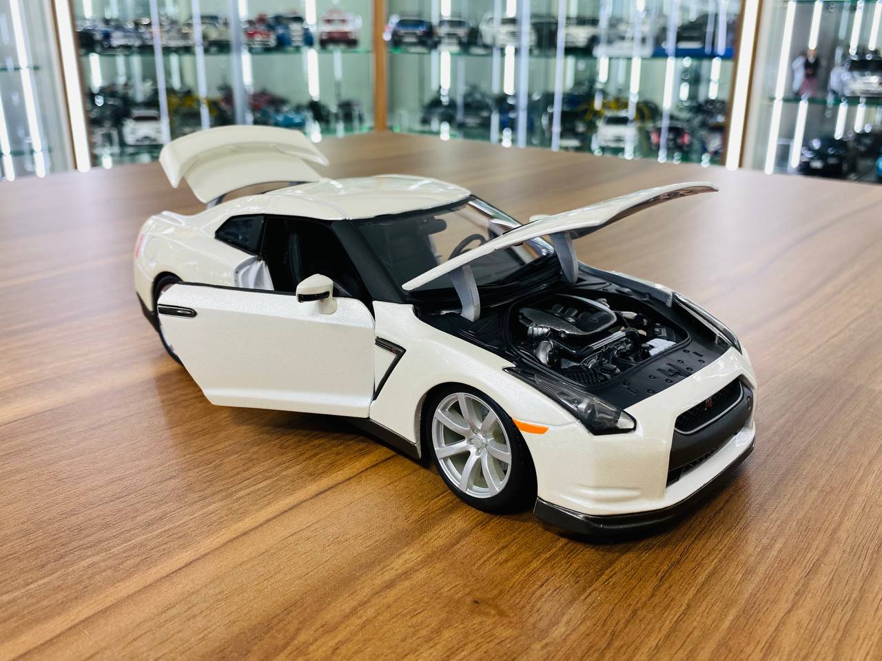 1/18 Diecast 2009 Nissan GT-R R35 Pearl White Bburago Scale Model Car