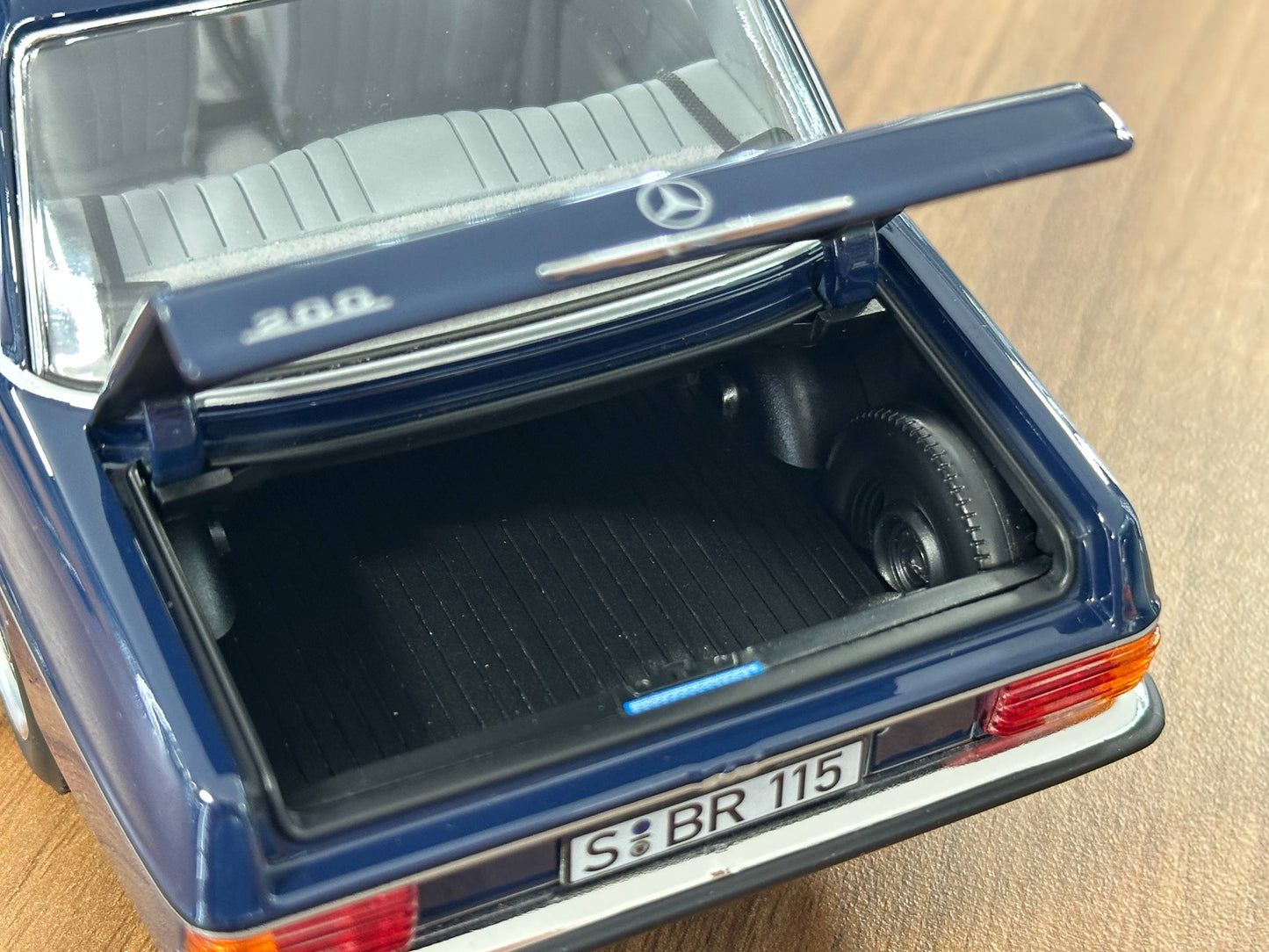 1:18 Diecast Model  Full opening Norev Dealer Edition  Mercedes-Benz 200 ( W115 ) ( 1973-1976 ) Midnight blue