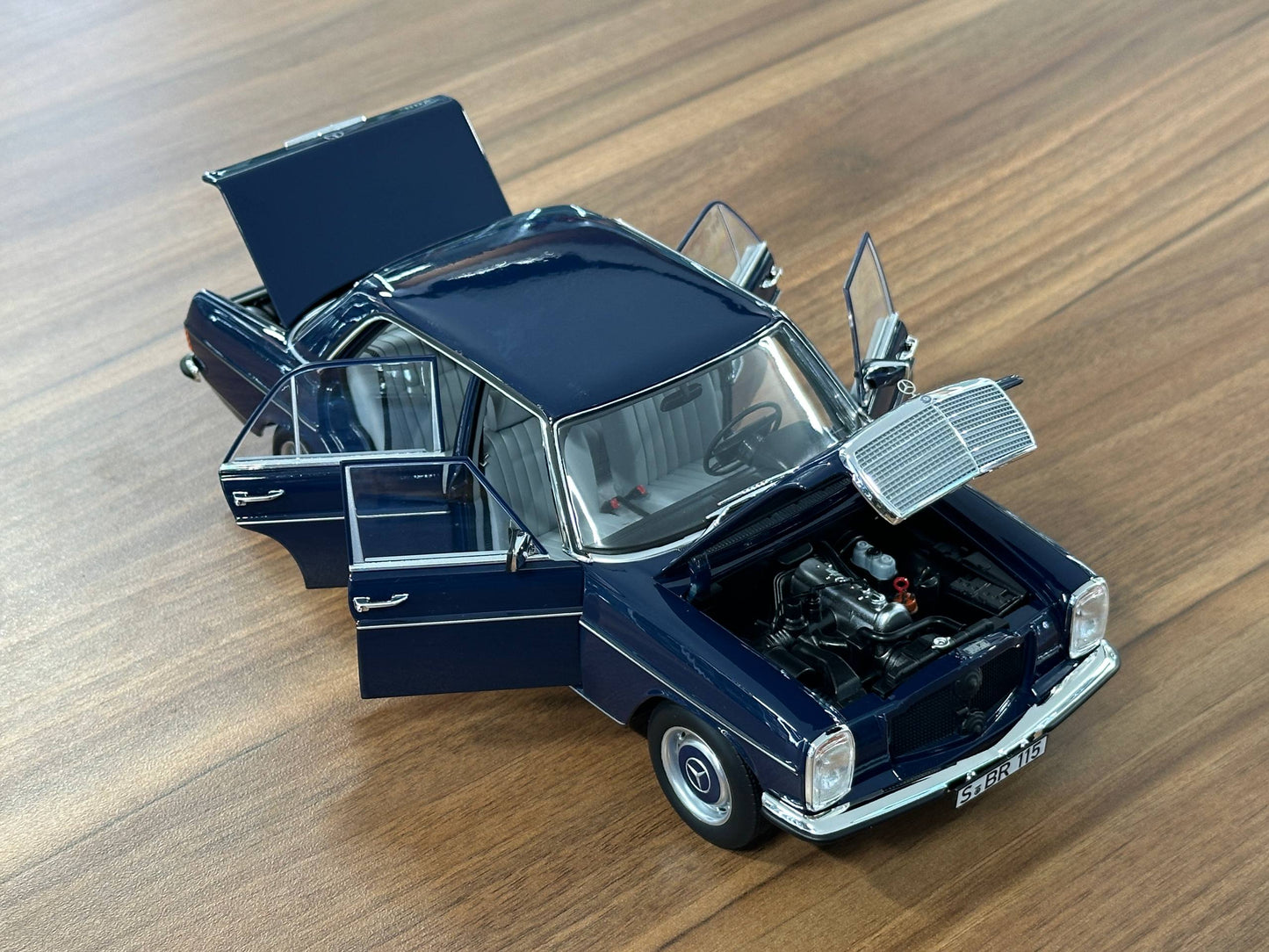 1:18 Diecast Model  Full opening Norev Dealer Edition  Mercedes-Benz 200 ( W115 ) ( 1973-1976 ) Midnight blue