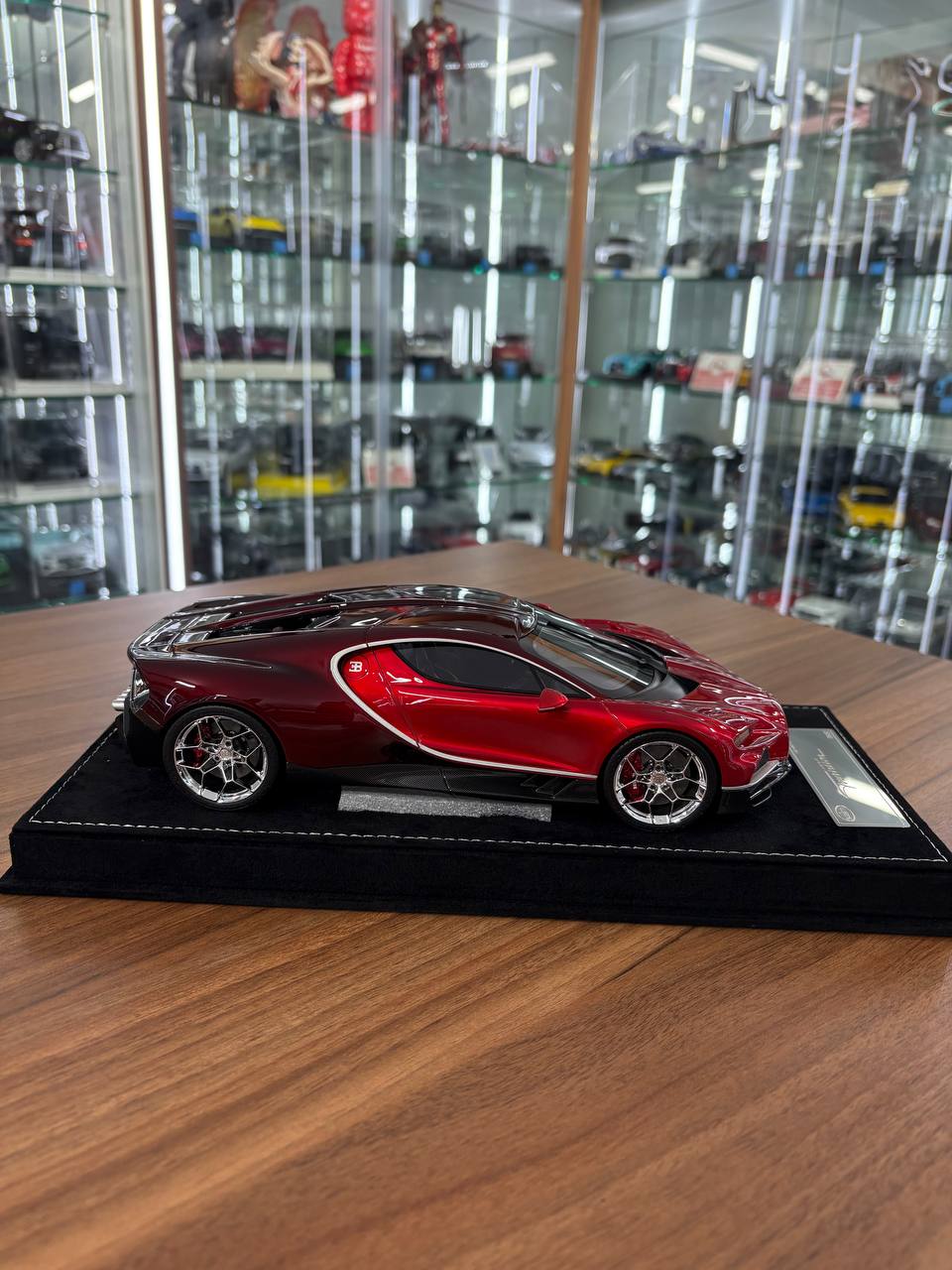 HH Models Bugatti Tourbillon – Red & Carbon Fibre Crimson – 1:18 Resin Model ( Limited 30 pcs)