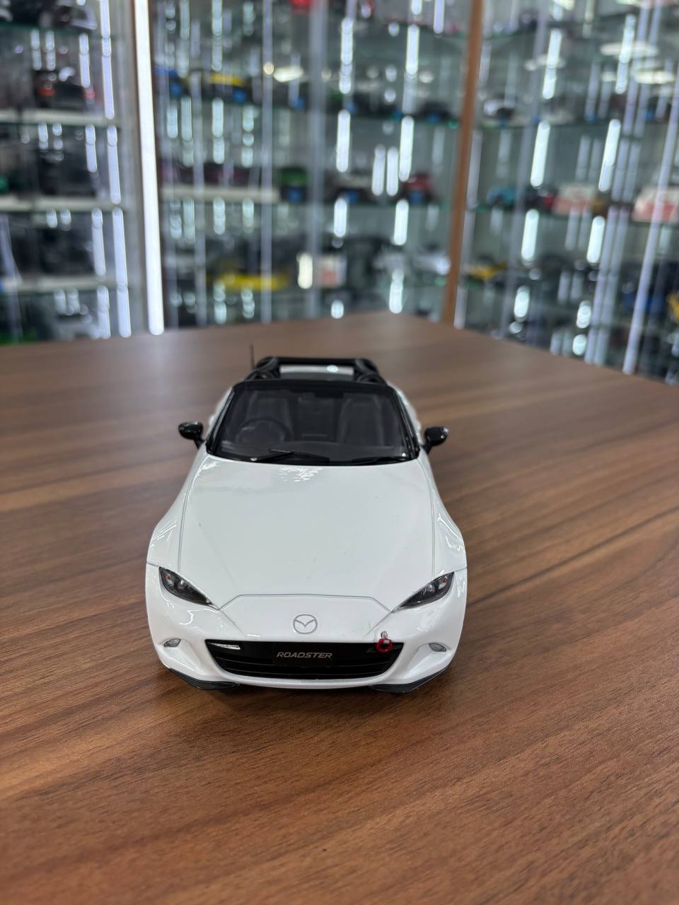 First 18 Models Mazda MX‑5 Roadster – White – 1:18 Diecast Model