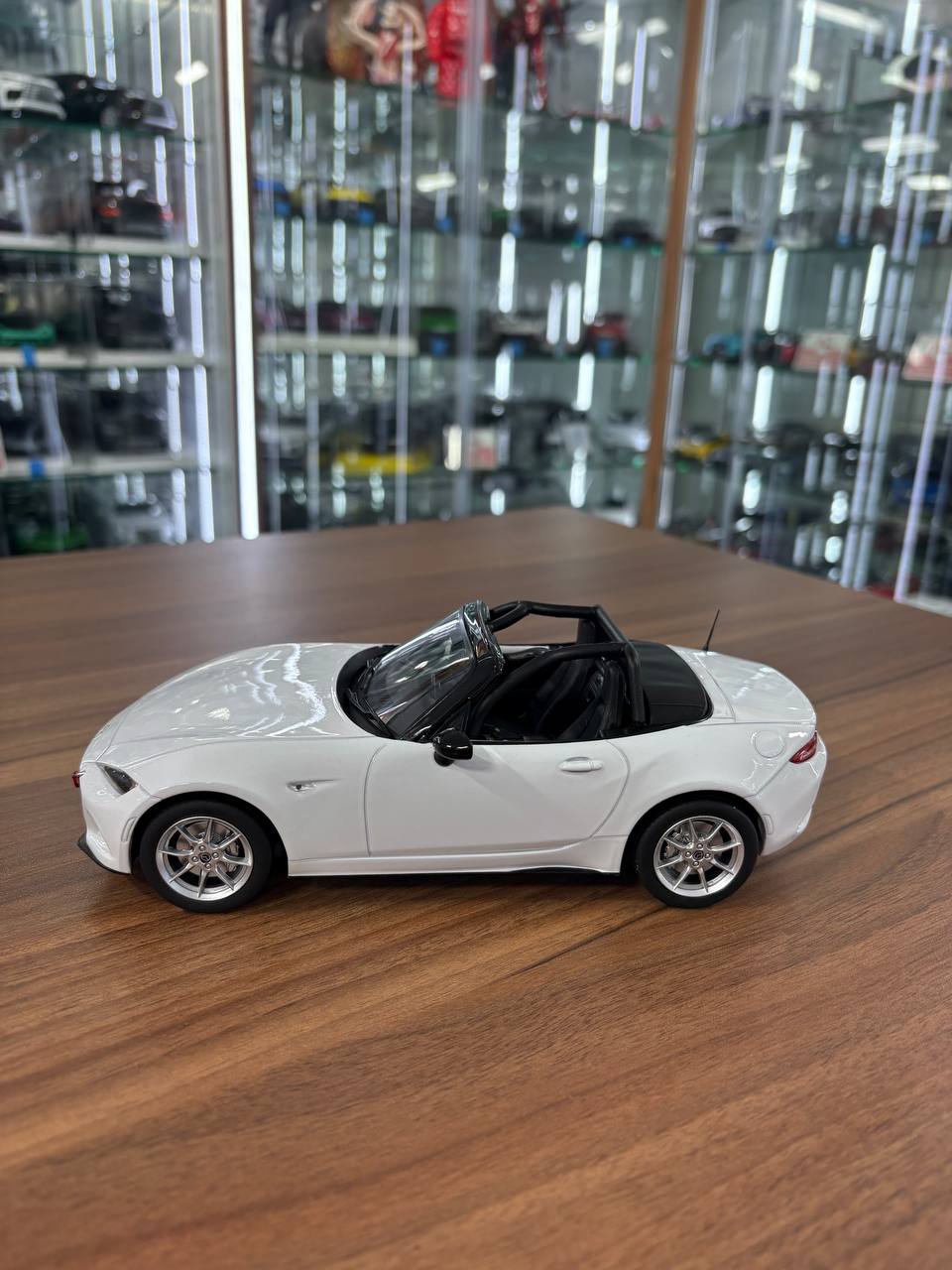 First 18 Models Mazda MX‑5 Roadster – White – 1:18 Diecast Model