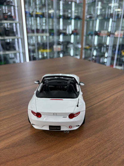 First 18 Models Mazda MX‑5 Roadster – White – 1:18 Diecast Model