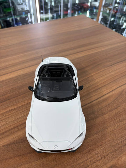 First 18 Models Mazda MX‑5 Roadster – White – 1:18 Diecast Model