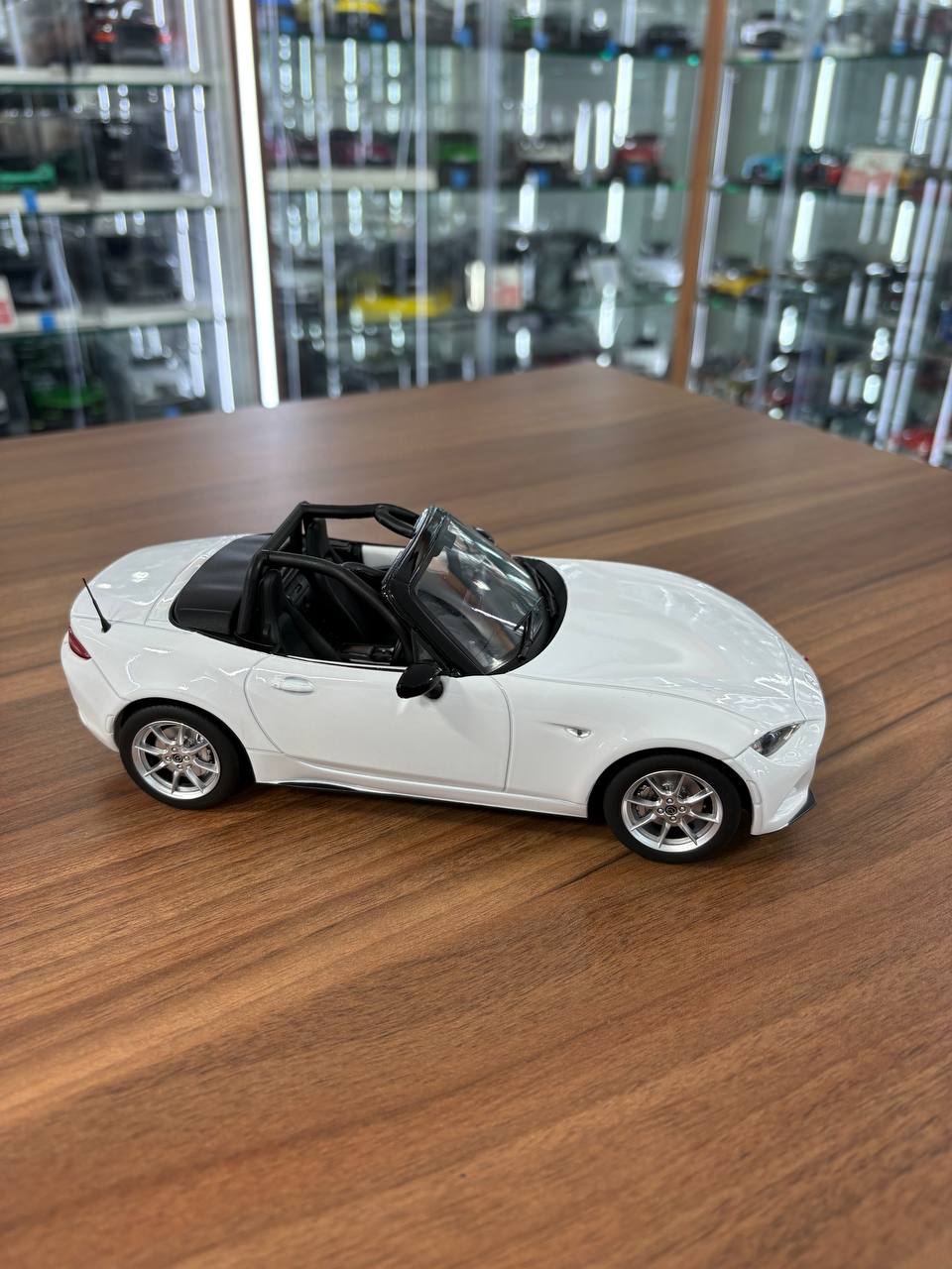 First 18 Models Mazda MX‑5 Roadster – White – 1:18 Diecast Model