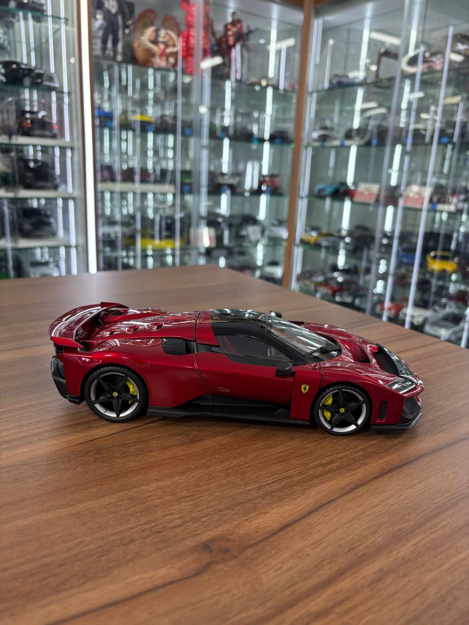 Bburago Signature Models Ferrari F80 – Red – 1:18 Diecast Model (Full Opening)