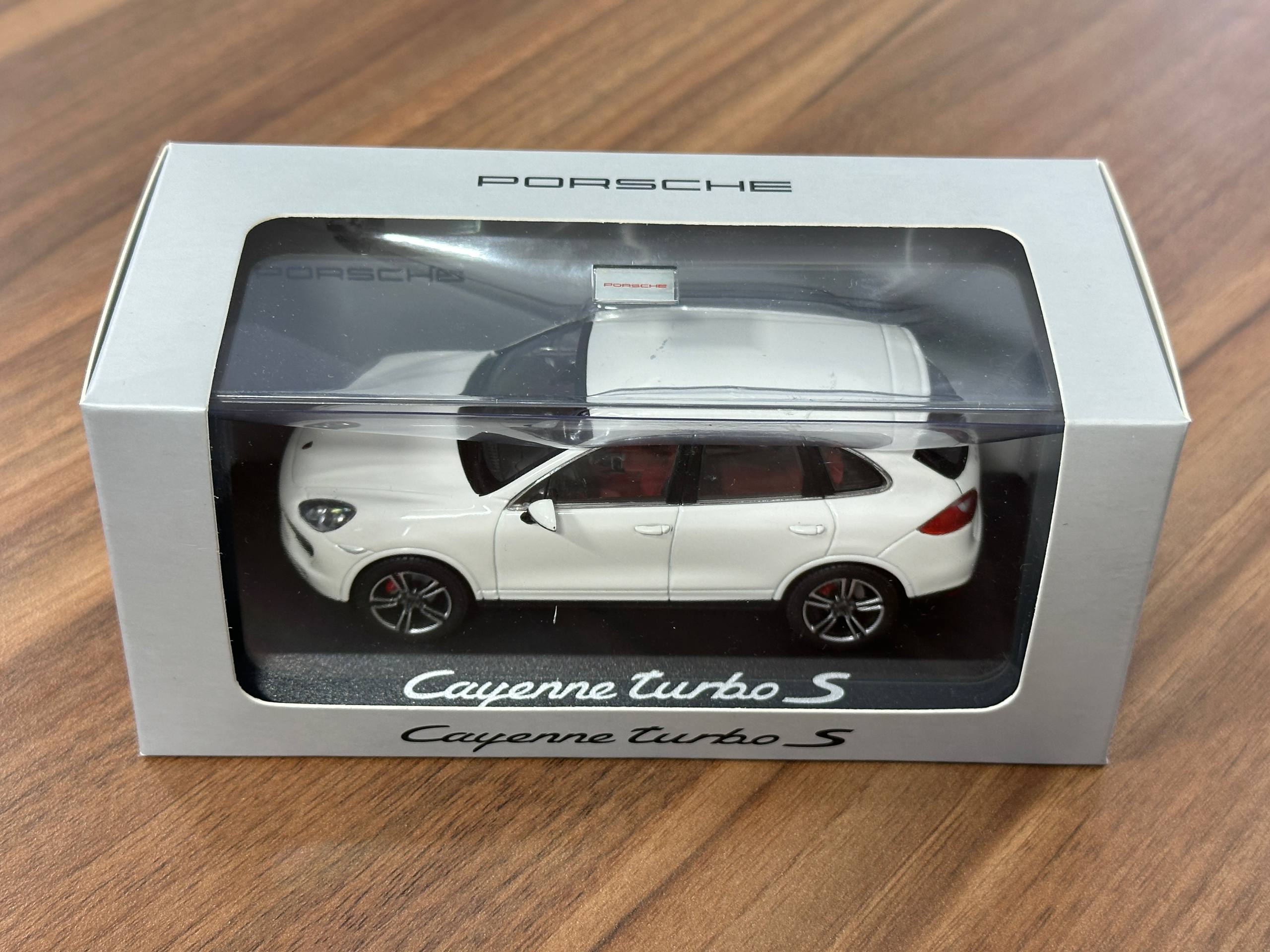 Porsche Cayenne Turbo S 1:43 Diecast – White – Minichamps