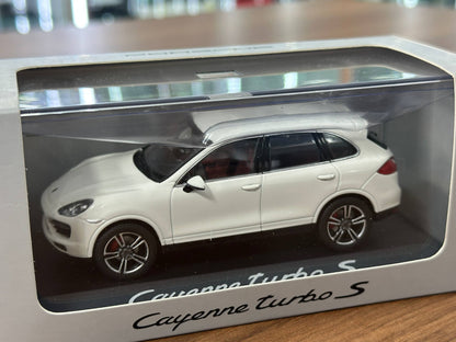 Porsche Cayenne Turbo S 1:43 Diecast – White – Minichamps