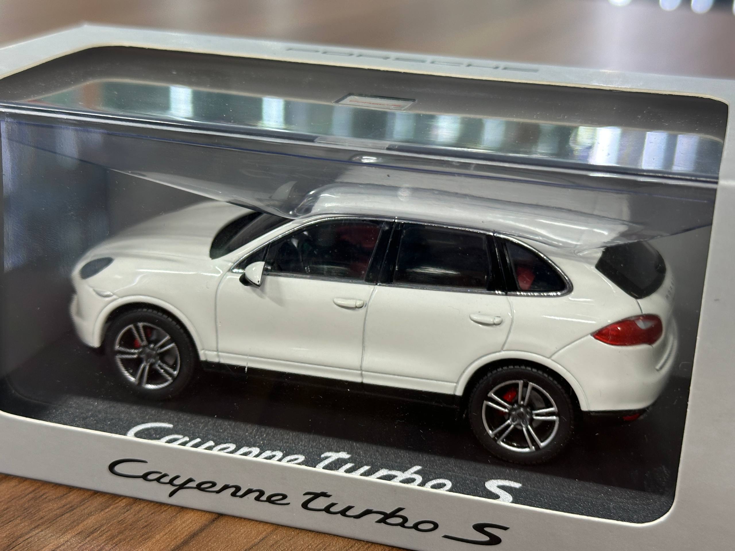 Porsche Cayenne Turbo S 1:43 Diecast – White – Minichamps