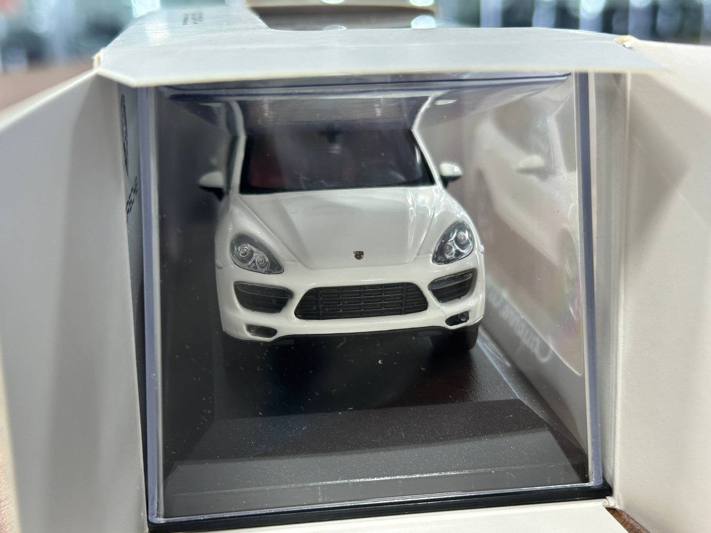 Porsche Cayenne Turbo S 1:43 Diecast – White – Minichamps