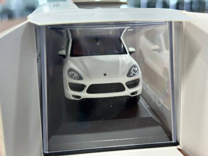 Porsche Cayenne Turbo S 1:43 Diecast – White – Minichamps
